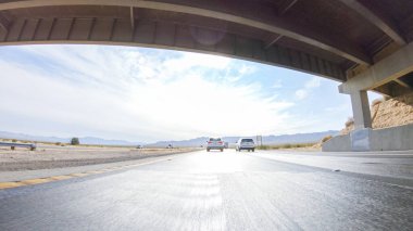 Nevada 'dan Kaliforniya' ya bir yolculuğa çıkmak, 15. Otoyol 'da sürmek, manzaralı manzaralar ve eyaletler arasında heyecanlı bir yolculuk sunuyor..