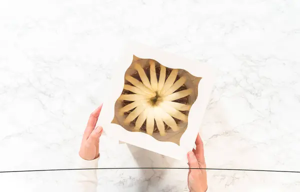 Leżeć Płasko Świeżo Upieczone Ciastka Pakowane Starannie Białe Papierowe Pudełka — Zdjęcie stockowe
