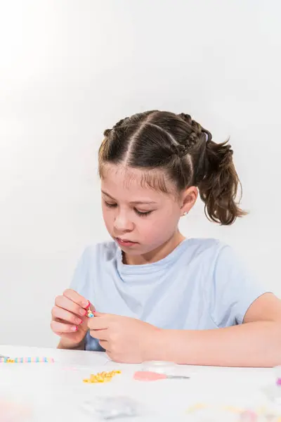 Kleines Mädchen Bastelt Gerne Bunte Armbänder Mit Lebendigen Tonperlen — Stockfoto