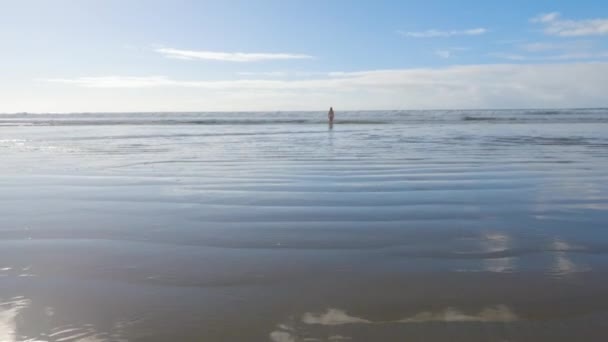 小女孩不顾严寒 穿着泳衣高高兴兴地跑过海滩 — 图库视频影像