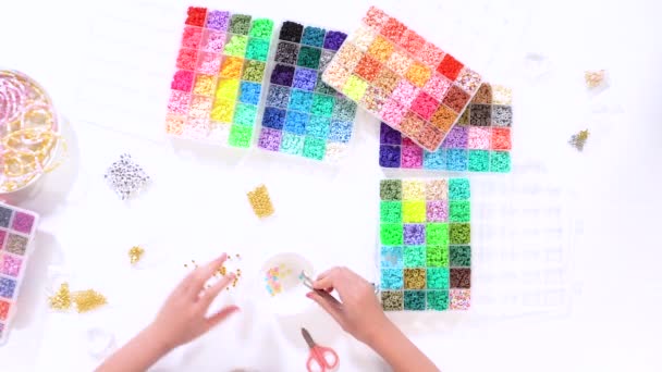 Genç Kız Derinden Bilezik Yapma Sanatına Odaklanmış Canlı Kil Boncukları — Stok video