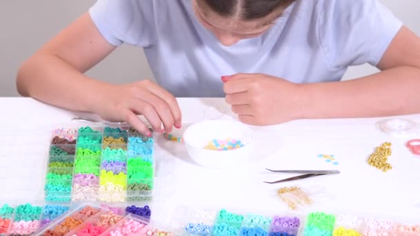 Chica Joven Profundamente Centrado Arte Fabricación Brazaletes Rosca Vibrantes Cuentas — Vídeos de Stock