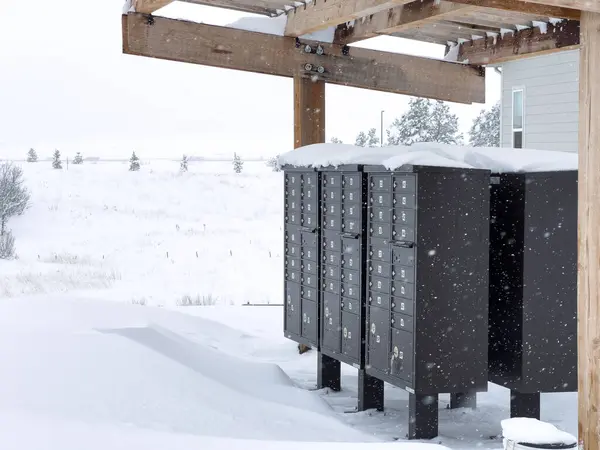 Caixas Correio Comunitárias Estão Sentinelas Sob Dossel Cheio Neve Com — Fotografia de Stock