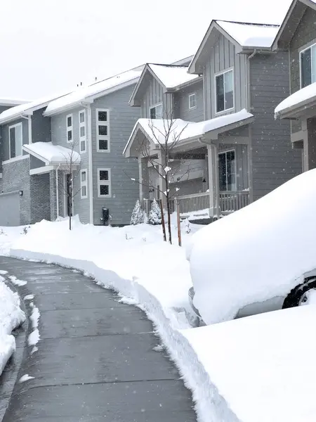 Schneedecken Bedecken Eine Vorstadtstraße Häuser Ruhiger Ruhe Stehen Und Einfahrten — Stockfoto