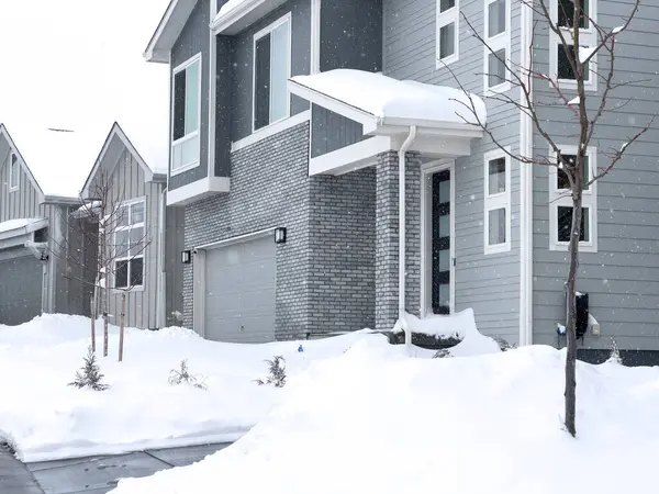 Snow Blankets Suburban Street Houses Stand Quiet Repose Driveways Reveal — Stock Photo, Image