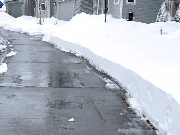 Kar Battaniyeleri Banliyö Caddeleri Evlerin Durgun Durduğu Garaj Yollarının Kış — Stok fotoğraf