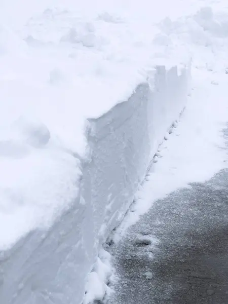 Čistě Odklopené Chodníky Prořezávají Hustou Sněhovou Pokrývkou Odhalují Ostrý Kontrast — Stock fotografie