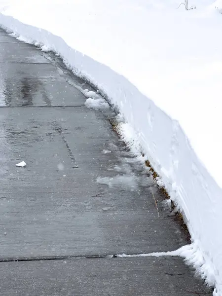 Čistě Odklopené Chodníky Prořezávají Hustou Sněhovou Pokrývkou Odhalují Ostrý Kontrast — Stock fotografie