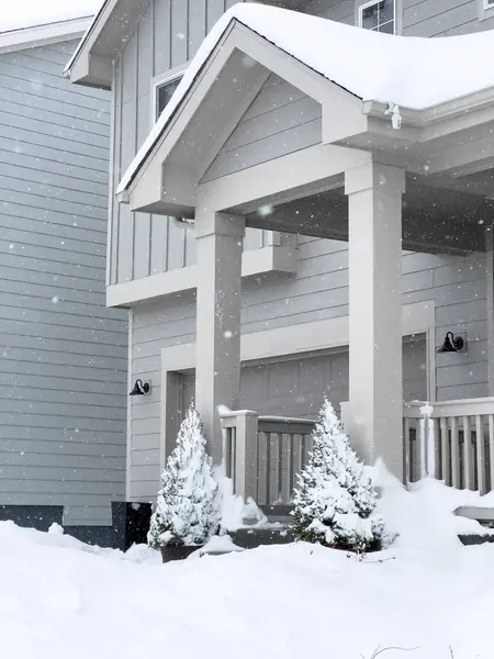 Łagodne Płatki Śniegu Schodzą Powitalne Wejście Domu Zagęszczając Świerki Przykrywając — Zdjęcie stockowe