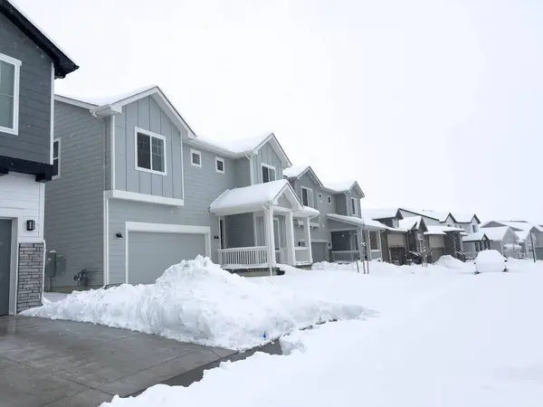 Scene Depicts Suburban Tranquility Homes Lining Street Blanketed Snow Punctuated — Stock Photo, Image