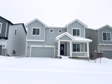 Castle Rock, Colorado, ABD-16 Mart 2024-Taze kar yağışı yavaşça inşa halindeki yeni bir banliyö mahallesini kaplıyor..