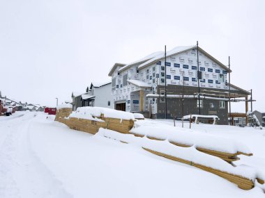 Castle Rock, Colorado, ABD-16 Mart 2024-Taze kar yağışı yavaşça inşa halindeki yeni bir banliyö mahallesini kaplıyor..