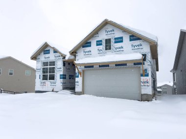 Castle Rock, Colorado, ABD-16 Mart 2024-Taze kar yağışı yavaşça inşa halindeki yeni bir banliyö mahallesini kaplıyor..