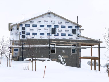 Castle Rock, Colorado, ABD-16 Mart 2024-Taze kar yağışı yavaşça inşa halindeki yeni bir banliyö mahallesini kaplıyor..