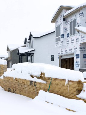 Castle Rock, Colorado, ABD-16 Mart 2024-Taze kar yağışı yavaşça inşa halindeki yeni bir banliyö mahallesini kaplıyor..