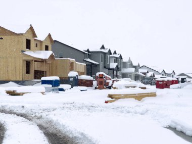 Castle Rock, Colorado, ABD-16 Mart 2024-Taze kar yağışı yavaşça inşa halindeki yeni bir banliyö mahallesini kaplıyor..