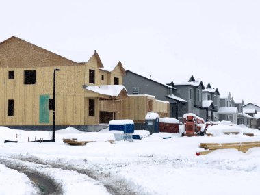 Castle Rock, Colorado, ABD-16 Mart 2024-Taze kar yağışı yavaşça inşa halindeki yeni bir banliyö mahallesini kaplıyor..