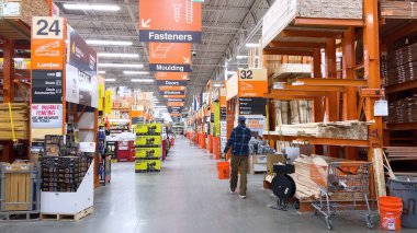 Castle Rock, Colorado, ABD-21 Mart 2024 - Forklift 'in etkin şekilde stok yaptığı bir ev geliştirme mağazasının parlak ve düzenli koridoru, verimliliğin ve bina seçiminin altını çiziyor.