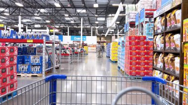 Castle Rock, Colorado, ABD-21 Mart 2024-Alışveriş arabasının manzarası Sams Club 'daki geniş koridorları ve toplu ürünleri gözler önüne seriyor..