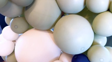 Mavi ve beyazın değişik tonlarında balonların sanatsal bir düzenlemesi, kutlamalar veya etkinlikler için ideal, tuhaf bir zemin oluşturur..