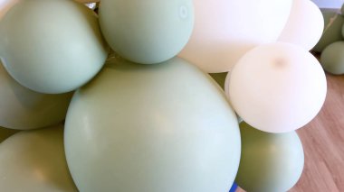 Mavi ve beyazın değişik tonlarında balonların sanatsal bir düzenlemesi, kutlamalar veya etkinlikler için ideal, tuhaf bir zemin oluşturur..