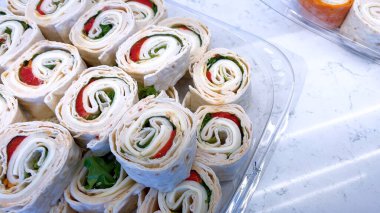 Ağız sulandıran taze yeşillik ve meze dolu fırıldak sandviçler. Toplanma ya da hızlı öğle yemeği için mükemmel..