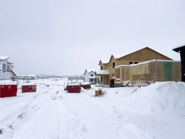 美国科罗拉多州城堡岩2024年3月16日 一场新的降雪缓缓覆盖了正在建设中的一个新的郊区社区 那里的新建筑正在等待完工 坐落在一个寒冷的环境中 — 图库照片