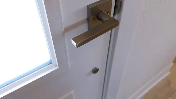 Close Sleek Black Door Handle Mounted Crisp White Door Highlighting — Stock Photo, Image
