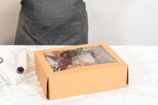 Caja Charcutería Con Carne Rodajas Queso Galletas Uvas Todo Perfectamente —  Fotos de Stock