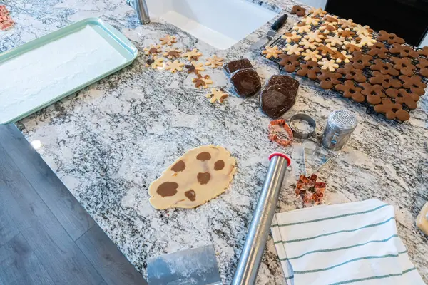 現代的なホワイトキッチンでは ジンジャーブレッドクッキー生地が巧みに展開され 楽しい休日の治療のためのステージを設定します — ストック写真