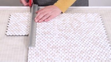 Kabuk soyma ve köpük tahtaya mozaik fayanslar yapıştırma sürecinde, yemek fotoğrafçılığı stüdyolarını estetik olarak geliştirmek için mükemmel..