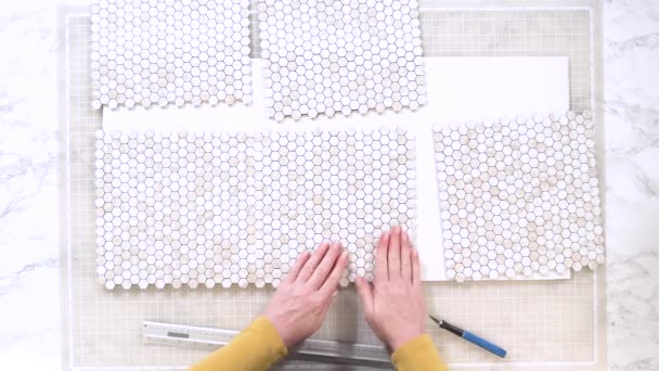 편평한 보드에 껍질과 모자이크 타일을 장착하는 과정에서 스튜디오 미학을 향상시키기위한 — 비디오