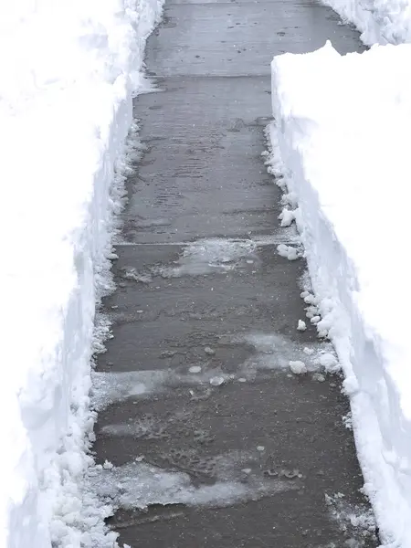 Solitary Pathway Cuts Blanket Snow Quiet Residential Neighborhood Leading Welcoming — Stock Photo, Image