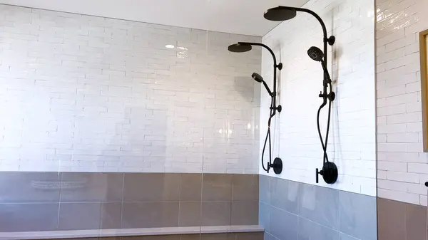 Photo Showcases Sleek Modern Bathroom Featuring Luxurious Bathtub Dual Black — Stock Photo, Image