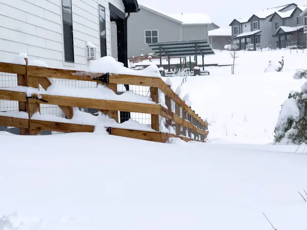 Una Recinzione Legno Rustico Fiancheggiata Neve Fresca Con Case Suburbane — Foto Stock