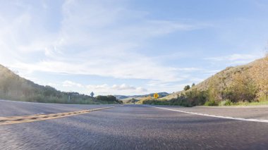 Güneşli bir kış gününün güzelliğiyle Las Cruces yakınlarındaki HWY 1 'de gezinen Kaliforniya, berrak mavi gökyüzünün arka planına karşı fevkalade kıyı manzarası sunuyor..