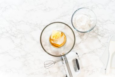 Düz yatıyordu. Lezzetli bir ikram yaratmak için, ev yapımı krem peynir kreması yapma süreci mükemmel bir doku ve tat elde etmek için kremalı malzemeleri çırpmayı içerir..