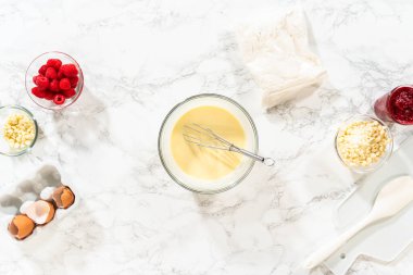 Düz yatıyordu. Bir çırpma makinesiyle, ölçülen malzemeler bir araya gelir. Pasta hamurunu bu lezzetli keke hazırlamak için ustalıkla karıştırılır..