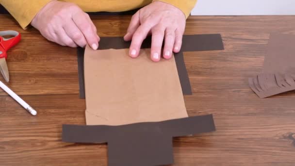 Dedykowany Nauczyciel Ożywia Papierowe Kukiełki Promując Kreatywność Klasie Poprzez Praktyczne — Wideo stockowe