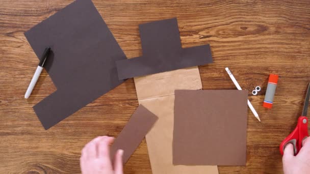 Leżeć Płasko Dedykowany Nauczyciel Ożywia Papierowe Kukiełki Promując Kreatywność Klasie — Wideo stockowe