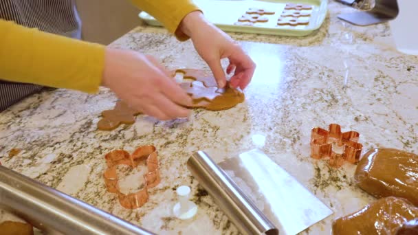 Uma Cozinha Branca Contemporânea Massa Biscoito Gengibre Habilmente Enrolada Preparando — Vídeo de Stock
