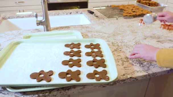 Nowoczesnej Białej Kuchni Ciastko Piernika Jest Umiejętnie Rozwijane Przygotowując Scenę — Wideo stockowe