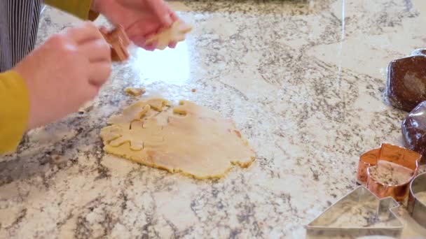 在当代的白色厨房里 姜饼面团被巧妙地推出 为愉快的假日款待做好了准备 — 图库视频影像