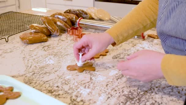 Nowoczesnej Białej Kuchni Ciastko Piernika Jest Umiejętnie Rozwijane Przygotowując Scenę — Wideo stockowe