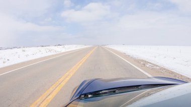 Kış sonrası fırtınada önden giden bir yol huzurlu bir sürüş sunuyor. Etrafı karla kaplı olan manzara, huzurlu ve resimsel çevreye katkıda bulunarak, sürüş gücünü artırıyor.