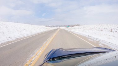 Kış sonrası fırtınada önden giden bir yol huzurlu bir sürüş sunuyor. Etrafı karla kaplı olan manzara, huzurlu ve resimsel çevreye katkıda bulunarak, sürüş gücünü artırıyor.