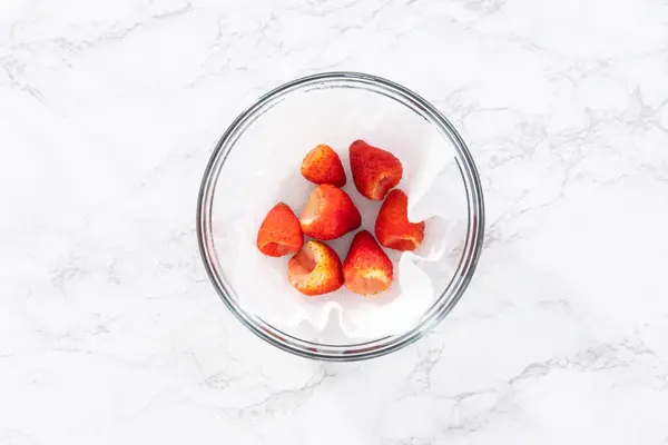 Frisch Gewaschene Und Getrocknete Erdbeeren Werden Sorgfältig Einer Mit Papiertuch — Stockfoto