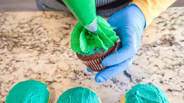 Usando Glaseado Crema Mantequilla Cupcakes Vainilla Chocolate Están Intrincadamente Decorados — Foto de Stock