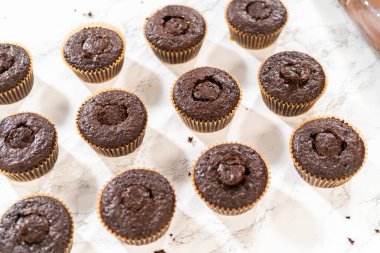 Her çikolatalı kek bol miktarda karamelli tatlı alır ve fazladan bir tat ve hoşgörü katar..