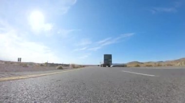 HWY 15, California, ABD-3 Aralık 2022 Nevada 'dan Kaliforniya' ya bir yolculuğa çıkan, gün içinde 15. otoyolda araba kullanan eyaletler arasında manzaralı manzaralar ve heyecan verici bir yolculuk sunuyor..